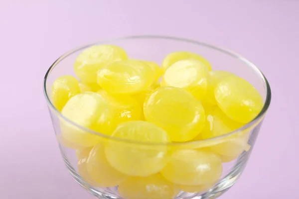 Вкусные Лимонные Капли Миске Фиолетовом Фоне Крупным Планом — стоковое фото