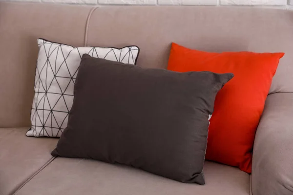 Odadaki Modern Koltukta Renkli Yumuşak Yastıklar — Stok fotoğraf