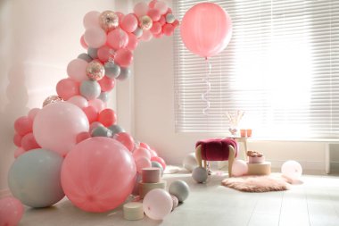 Parti için renkli balonlarla süslenmiş bir oda.