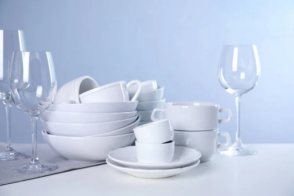 Sada čistého stolního nádobí na lehkém stolku — Stock fotografie