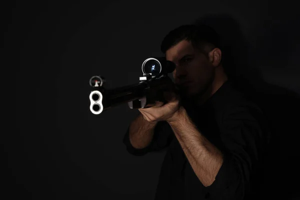 Killer professionista con fucile da cecchino su sfondo nero — Foto Stock