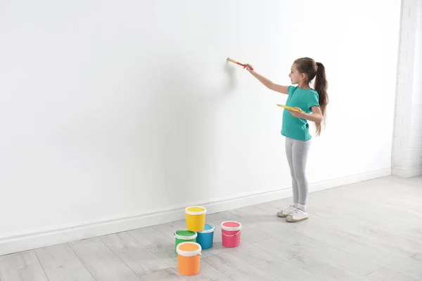 Маленька Дитина Малює Білій Стіні Приміщенні Простір Тексту — стокове фото