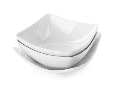 Beyaza izole edilmiş temiz kaseler yığını