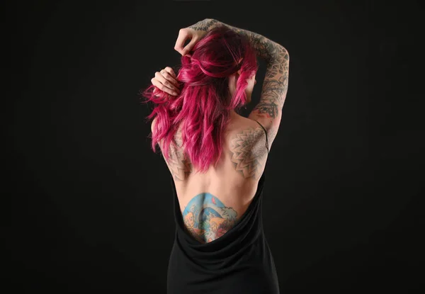 Vacker Kvinna Med Tatueringar Kroppen Mot Svart Bakgrund Baksida — Stockfoto