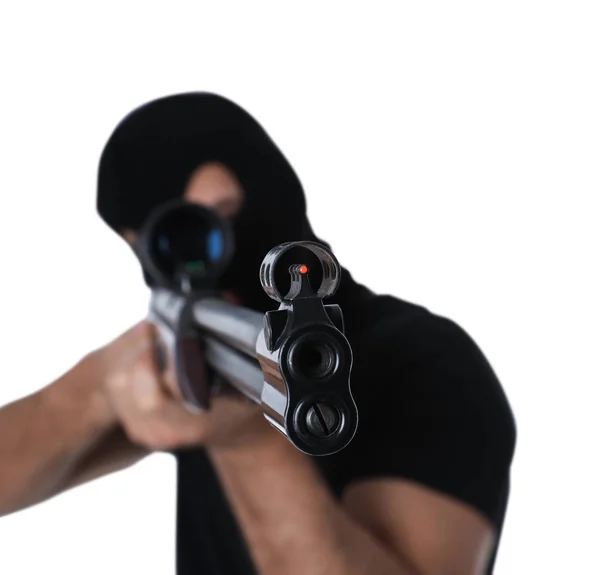 Assassino profissional com rifle sniper no fundo branco — Fotografia de Stock
