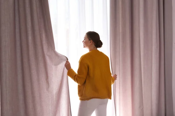 Mujer Abriendo Cortinas Ventana Casa Por Mañana — Foto de Stock