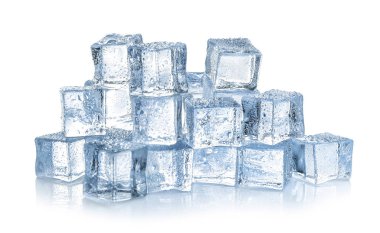 Su damlaları beyaz üzerine izole edilmiş kristal berrak buz küpleri.