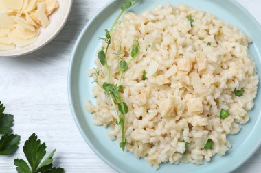 Beyaz ahşap masada peynirli leziz risotto.
