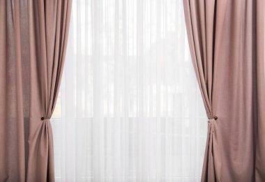 İçeride zarif perdeleri olan bir pencere. İç öge