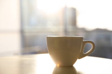Sabahleyin masada bir fincan sıcak içecek. Metin için boşluk