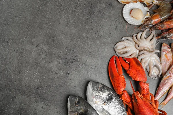 Frischer Fisch Und Meeresfrüchte Auf Grauem Tisch Flach Gelegt Raum — Stockfoto