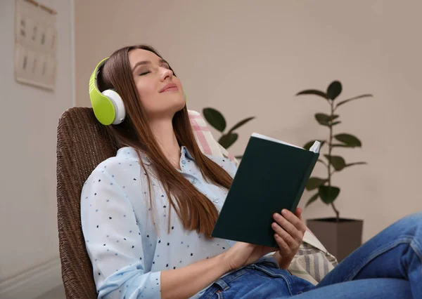 Γυναίκα ακούγοντας audiobook στην καρέκλα στο σπίτι — Φωτογραφία Αρχείου