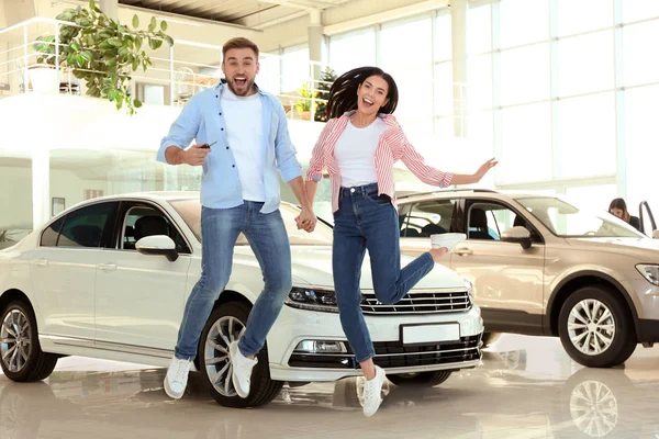 Gelukkig Paar Met Autosleutel Moderne Auto Dealer — Stockfoto