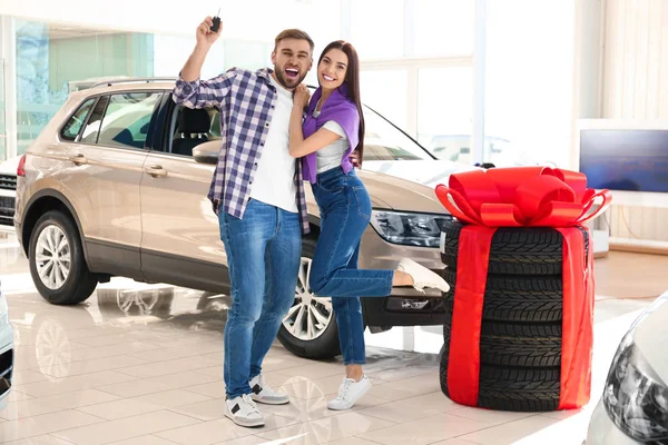 Casal Feliz Com Chave Carro Concessionária Automóvel Moderna — Fotografia de Stock