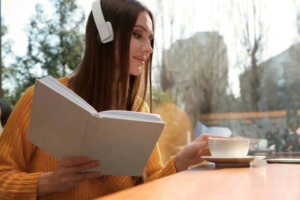 Mujer Escuchando Audiolibro Mesa Cafetería — Foto de Stock