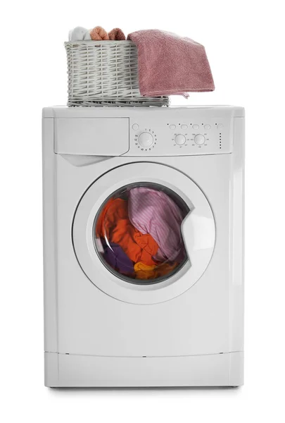 Moderní pračka s prádlem a ručníky v košíku na bílém — Stock fotografie