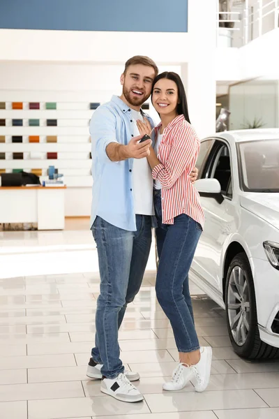 Casal Feliz Com Chave Carro Concessionária Automóvel Moderna — Fotografia de Stock