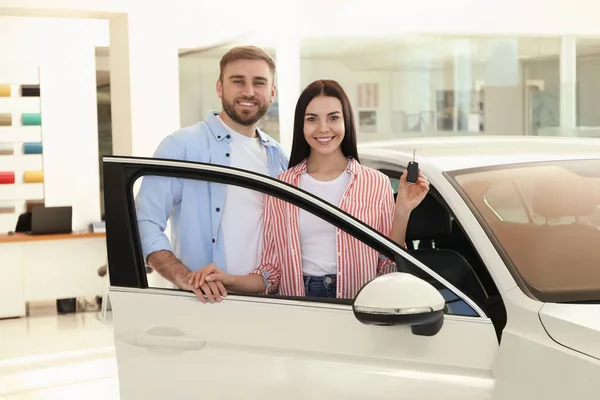 Happy Couple New Car Dealership — 스톡 사진