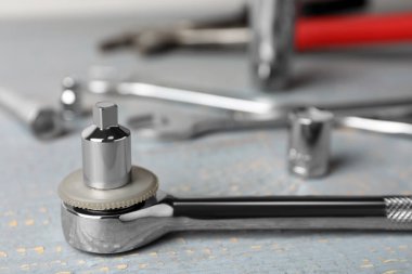 Gri ahşap masa üzerinde oto tamircisi aracı, yakın plan
