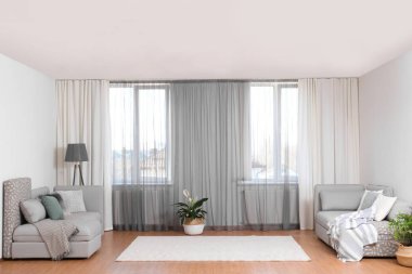 Oturma odasında şık perdeleri olan pencereler.