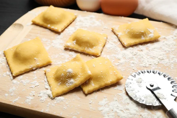 Rauwe ravioli op houten plank, van dichtbij gezien. Italiaanse pasta — Stockfoto