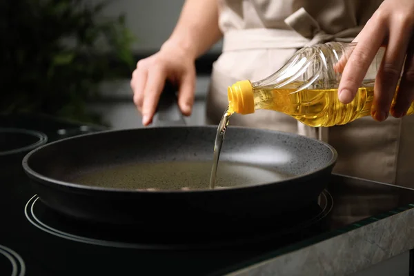 Woman Pouring Cooking Oil Bottle Frying Pan Closeup — Stock Photo, Image