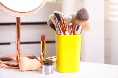 Makyaj fırçaları tuvalet masasının üzerinde.