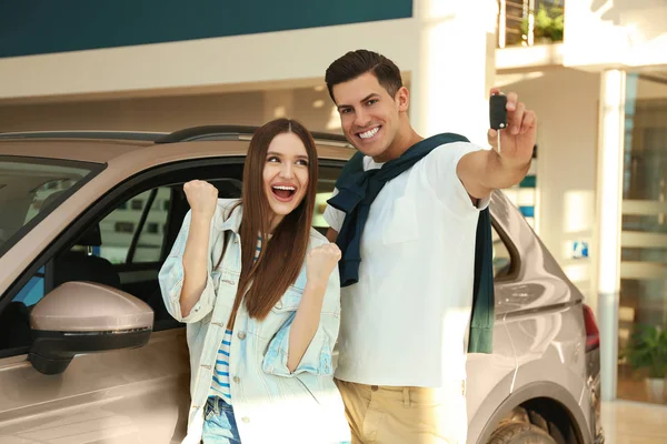 Casal Feliz Com Chave Carro Concessionária Automóvel Moderna — Fotografia de Stock