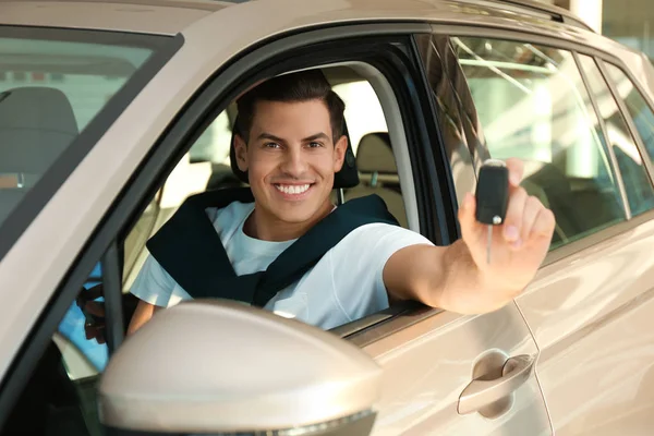 Homem Feliz Com Chave Carro Sentado Automóvel Moderno Concessionária — Fotografia de Stock