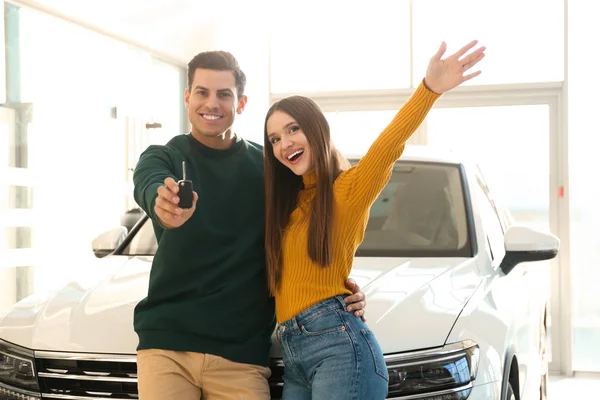 Gelukkig Paar Met Autosleutel Moderne Auto Dealer — Stockfoto