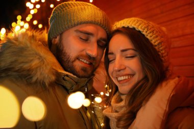 Mutlu çift Noel panayırında vakit geçiriyor.