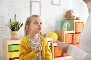 Konuşma terapisti ile küçük kız ofiste çalışan