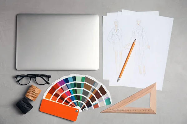 平铺作文与笔记本电脑和彩色调色板在灰色石桌上 设计人员的工作场所 — 图库照片