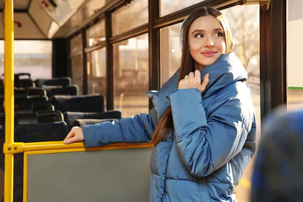 Kvinna lyssnar på ljudbok i trådbuss — Stockfoto