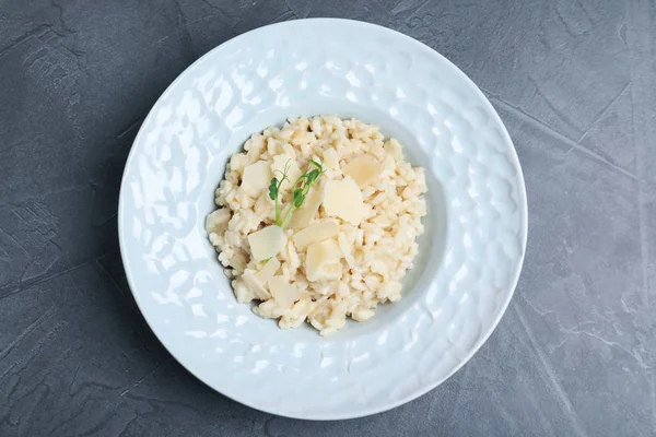 Delizioso Risotto Con Formaggio Sulla Tavola Grigia Vista Dall Alto — Foto Stock