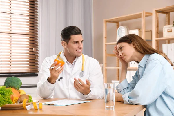 Nutritionniste consultant patient à table en clinique — Photo