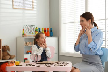 Konuşma terapisti ile küçük kız ofiste çalışan