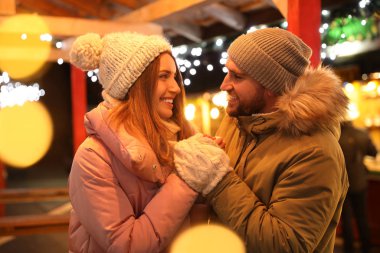 Mutlu çift Noel panayırında vakit geçiriyor.