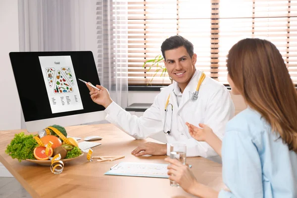 Pacjent doradztwa żywieniowego przy stole w klinice — Zdjęcie stockowe