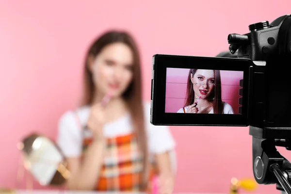 Belleza blogger filmación conforman tutorial sobre fondo rosa, focu — Foto de Stock