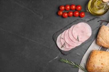 Lezzetli jambon siyah masada servis edilir. Metin için boşluk