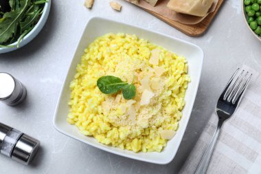 Gri mermer masada peynirli leziz risotto.