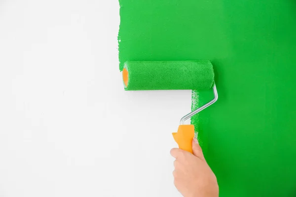 Žena Maluje Bílou Stěnu Zeleným Barvivem Detailní Záběr Rekonstrukce Interiéru — Stock fotografie