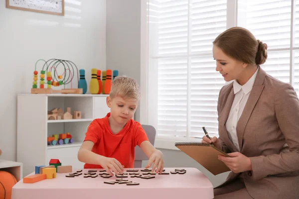 Terapeuta del habla trabajando con un niño en la oficina — Foto de Stock