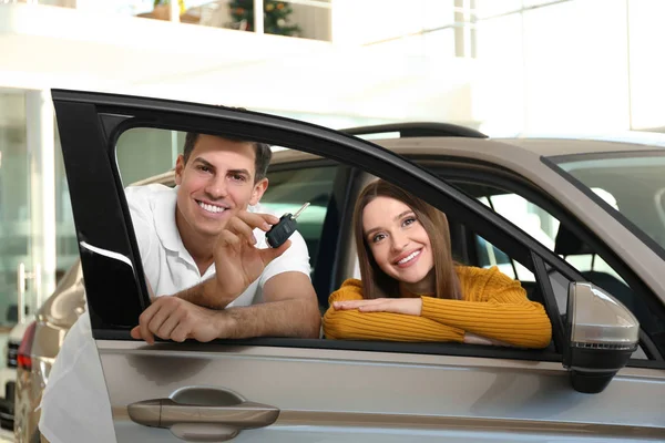 Casal Feliz Com Chave Carro Concessionária Automóvel Moderna — Fotografia de Stock