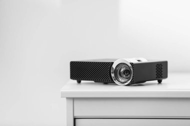 Beyaz masa üzerinde modern video projektörü.