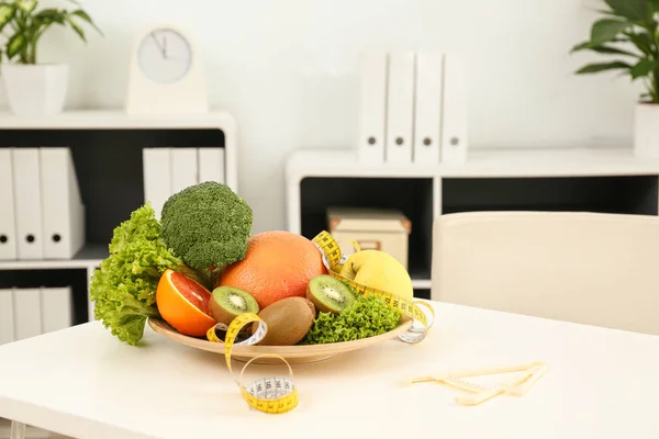 Local de trabalho do nutricionista com frutas, legumes, fita métrica — Fotografia de Stock
