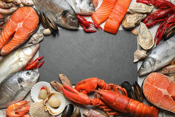 Świeże Ryby Różne Owoce Morza Szarym Stole Płaskie Leżaki Miejsce — Zdjęcie stockowe