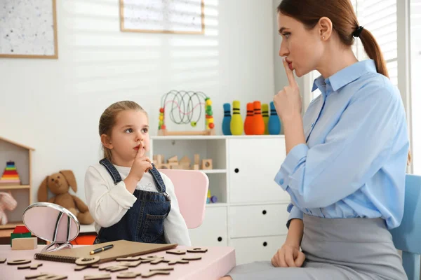 Terapeuta del habla trabajando con una niña en la oficina —  Fotos de Stock