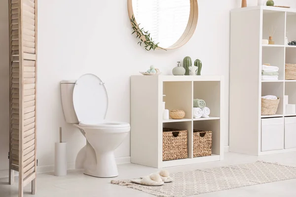 Moderní WC mísa v blízkosti bílé zdi v koupelně — Stock fotografie